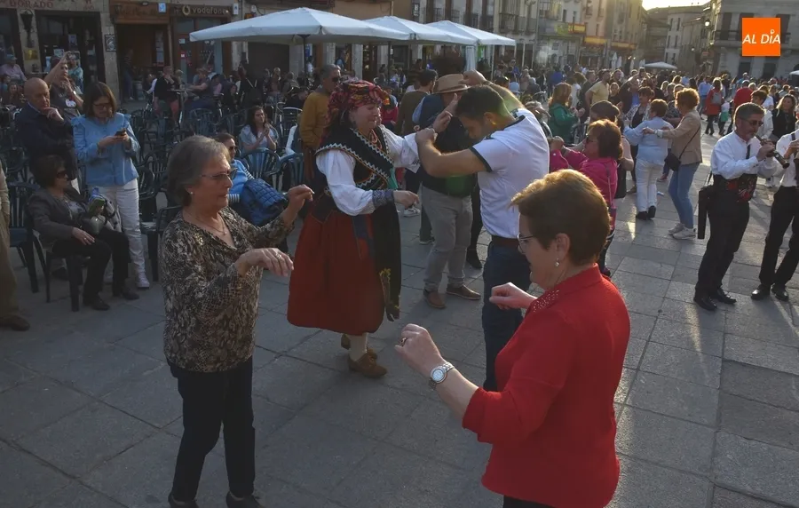 Foto 7 - La cl&aacute;sica sesi&oacute;n de bailes populares a pie de Plaza remata La Charrada 
