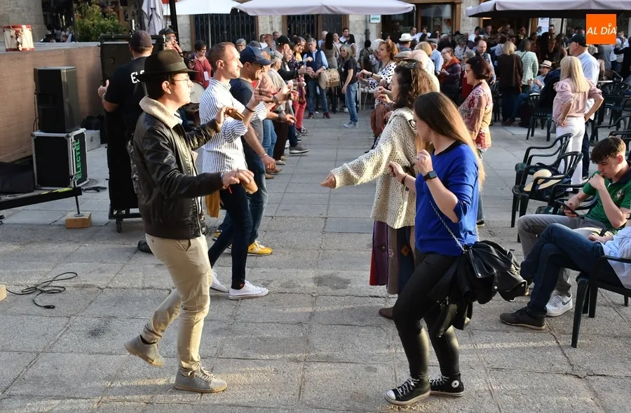 Foto 8 - La cl&aacute;sica sesi&oacute;n de bailes populares a pie de Plaza remata La Charrada 