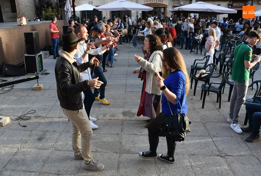Foto 9 - La cl&aacute;sica sesi&oacute;n de bailes populares a pie de Plaza remata La Charrada 