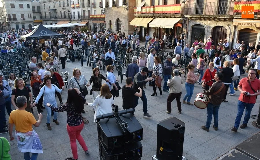 Foto 10 - La cl&aacute;sica sesi&oacute;n de bailes populares a pie de Plaza remata La Charrada 