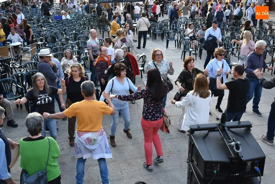 Foto 11 - La cl&aacute;sica sesi&oacute;n de bailes populares a pie de Plaza remata La Charrada 