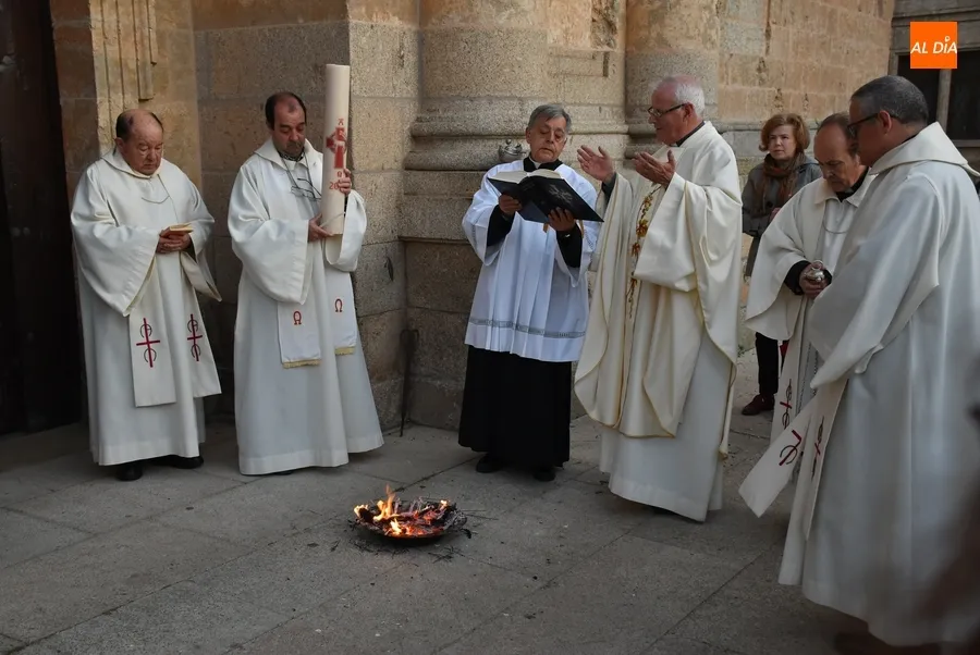 Foto 4 - Noche de fiesta en la Catedral y las parroquias con las tradicionales Vigilias Pascuales