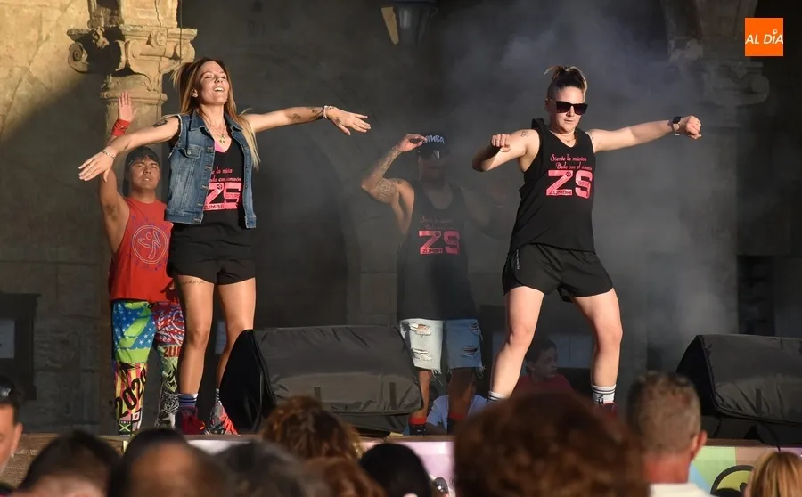 Foto 3 - Concurrid&iacute;sima sesi&oacute;n de zumba en plena Plaza Mayor mirobrigense