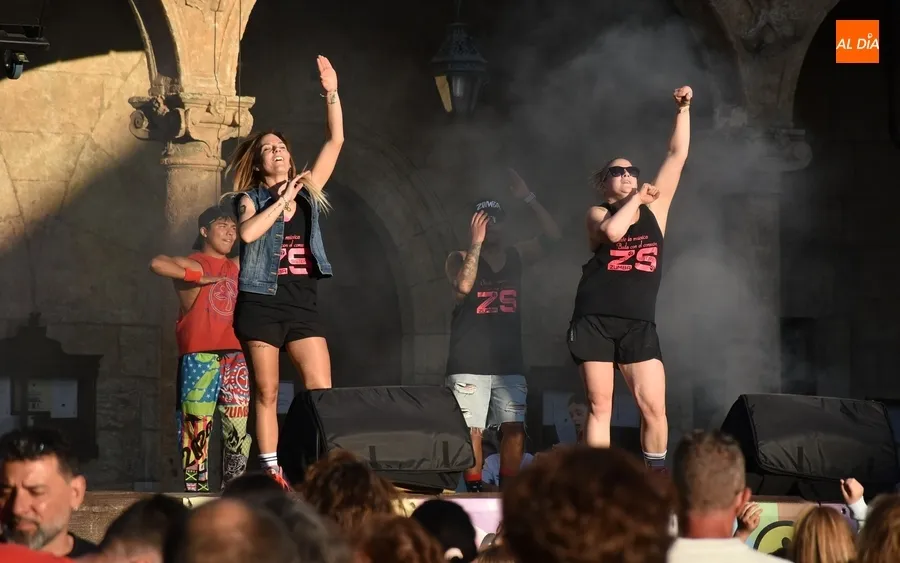 Foto 4 - Concurrid&iacute;sima sesi&oacute;n de zumba en plena Plaza Mayor mirobrigense