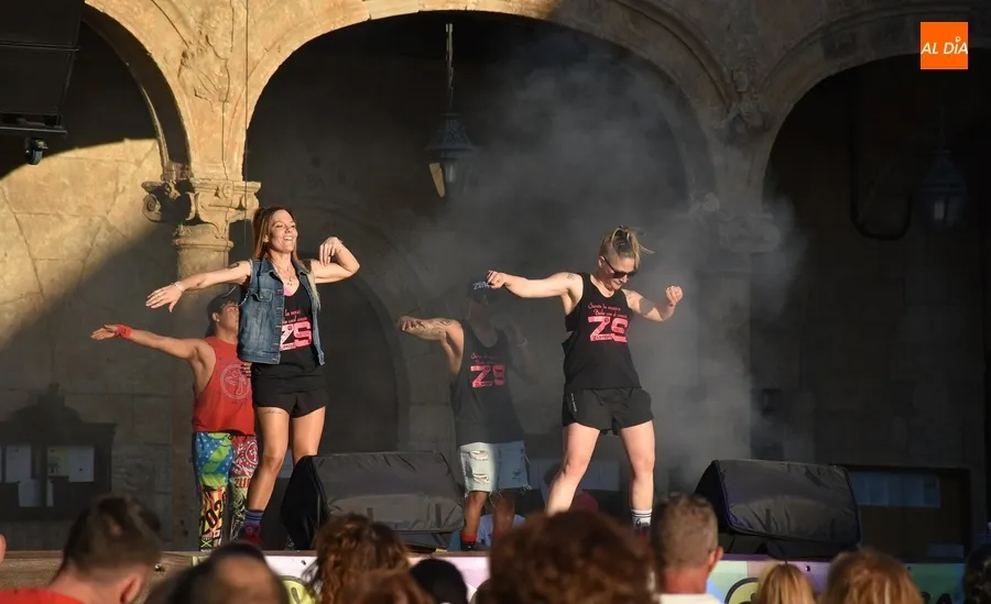 Foto 5 - Concurrid&iacute;sima sesi&oacute;n de zumba en plena Plaza Mayor mirobrigense
