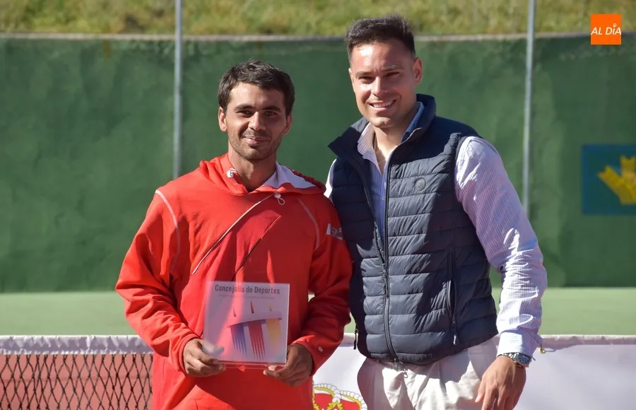 Foto 3 - El cacere&ntilde;o Sergio D&aacute;vila se lleva el XIV Open Nacional de Tenis de Ciudad Rodrigo