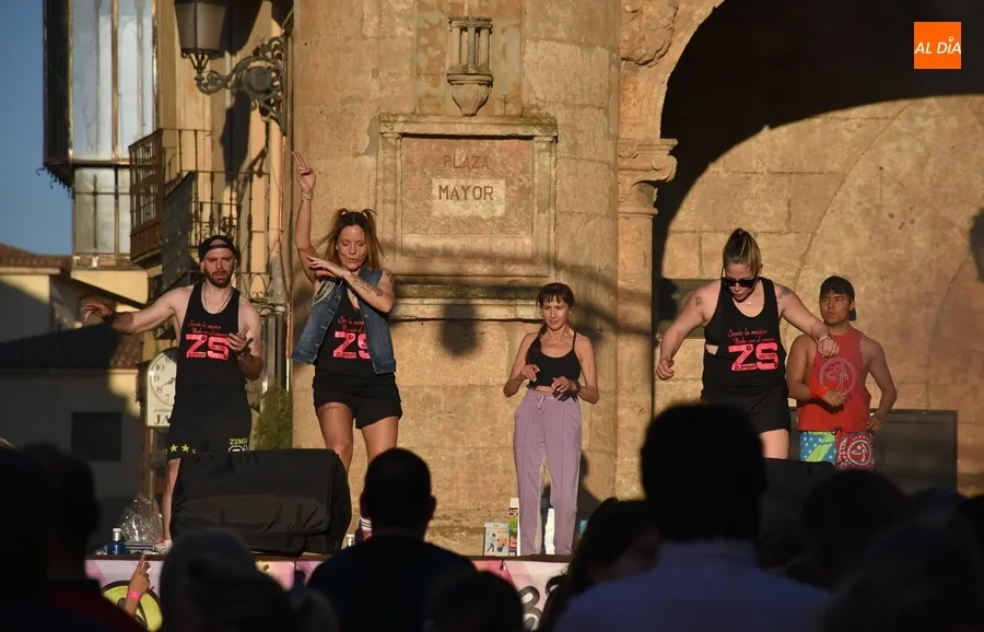 Foto 6 - Concurrid&iacute;sima sesi&oacute;n de zumba en plena Plaza Mayor mirobrigense