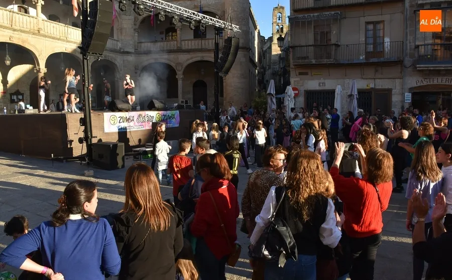 Foto 7 - Concurrid&iacute;sima sesi&oacute;n de zumba en plena Plaza Mayor mirobrigense