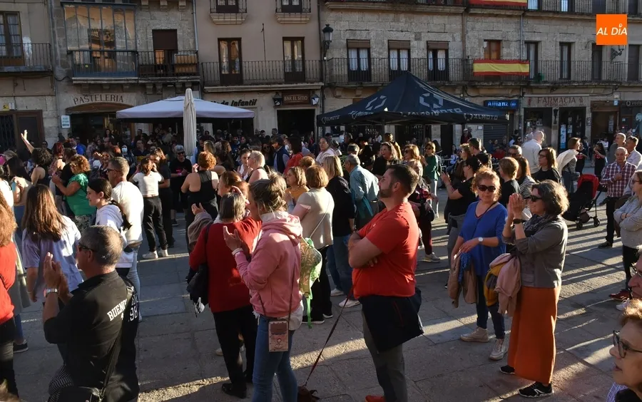 Foto 8 - Concurrid&iacute;sima sesi&oacute;n de zumba en plena Plaza Mayor mirobrigense