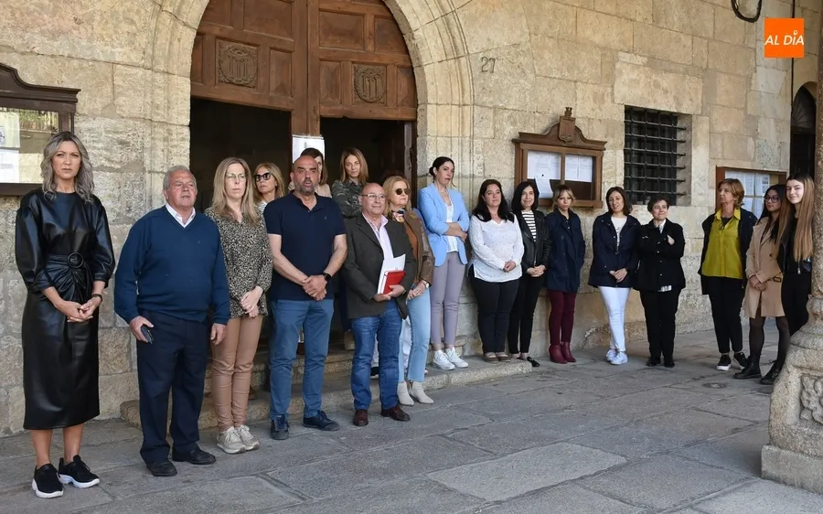 Foto 2 - Guardado un minuto de silencio en repulsa por el asesinato de una anciana en &Aacute;vila