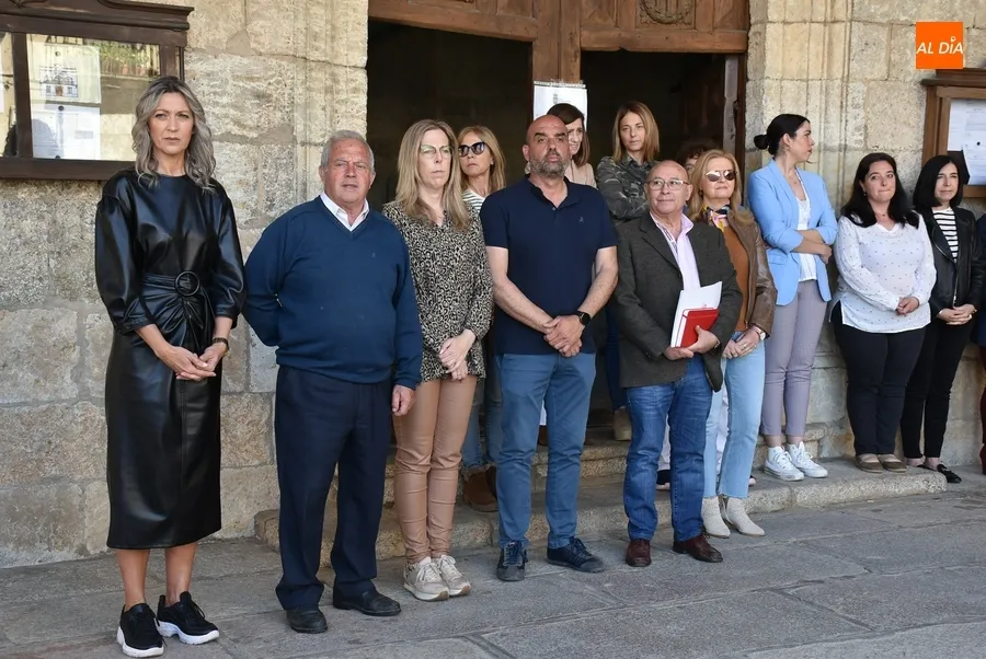 Foto 3 - Guardado un minuto de silencio en repulsa por el asesinato de una anciana en &Aacute;vila
