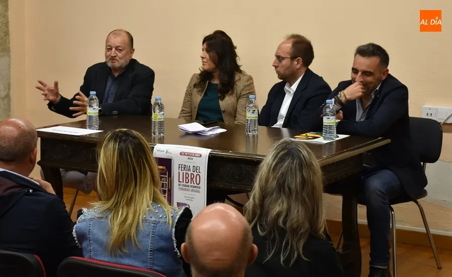 Foto 2 - Alejandro G&aacute;ndara se encarga de abrir la Feria del Libro 2023 relatando su historia