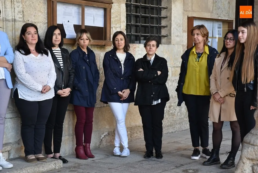 Foto 4 - Guardado un minuto de silencio en repulsa por el asesinato de una anciana en &Aacute;vila