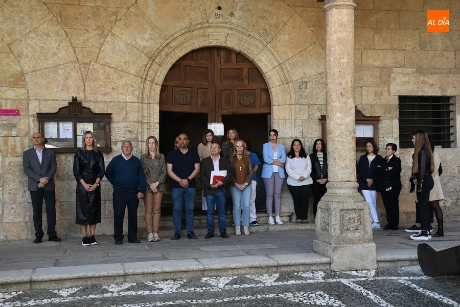 Foto 5 - Guardado un minuto de silencio en repulsa por el asesinato de una anciana en &Aacute;vila