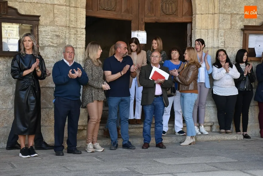 Foto 6 - Guardado un minuto de silencio en repulsa por el asesinato de una anciana en &Aacute;vila