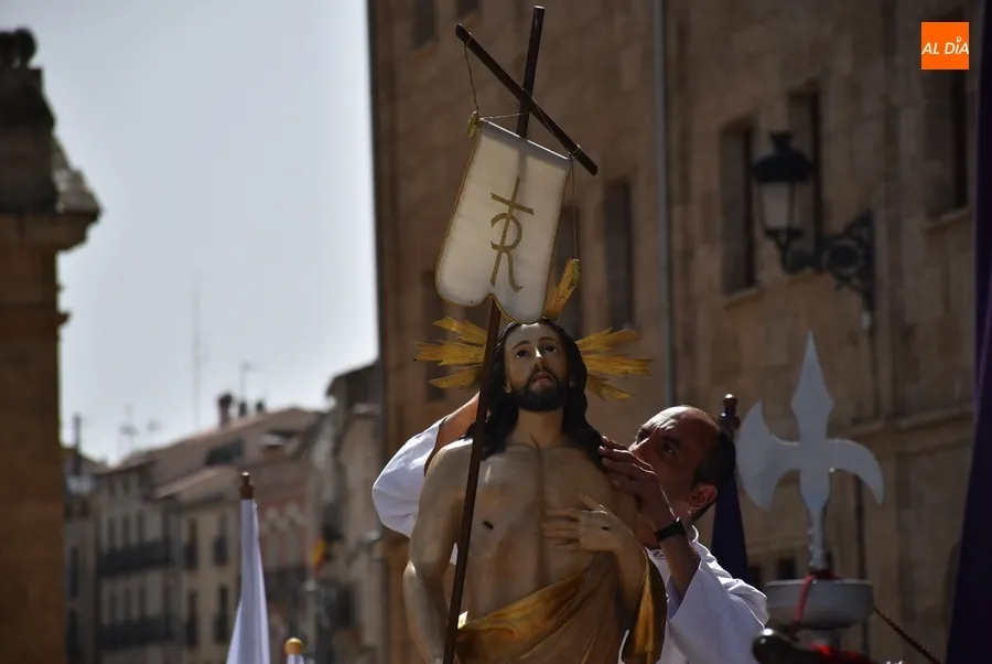 Foto 3 - Hist&oacute;rico tr&aacute;nsito del Resucitado por la muralla en el abarrotado broche de la Semana Santa