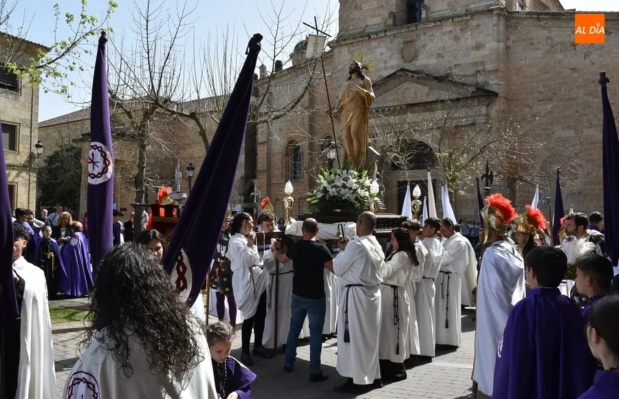 Foto 4 - Hist&oacute;rico tr&aacute;nsito del Resucitado por la muralla en el abarrotado broche de la Semana Santa