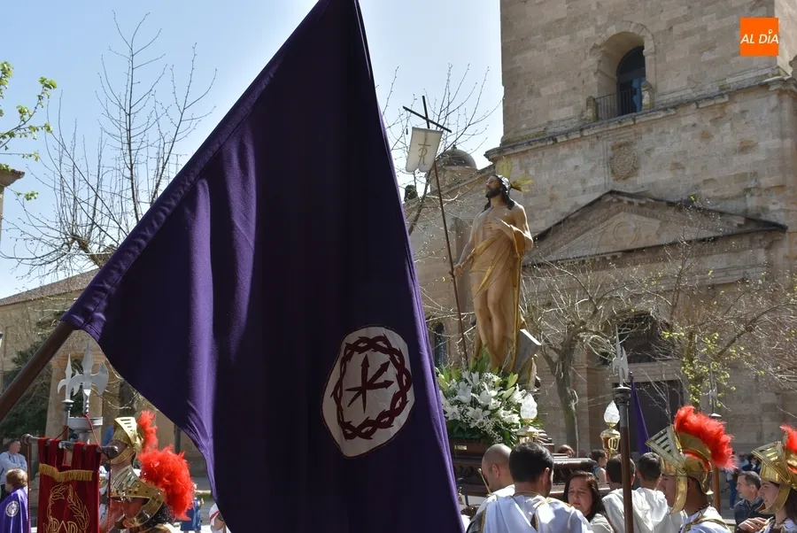 Foto 5 - Hist&oacute;rico tr&aacute;nsito del Resucitado por la muralla en el abarrotado broche de la Semana Santa