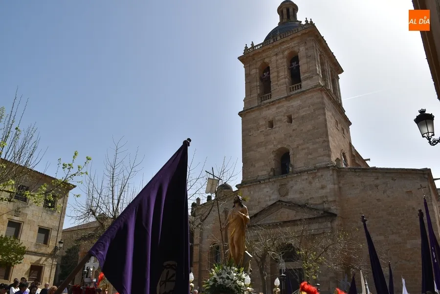 Foto 6 - Hist&oacute;rico tr&aacute;nsito del Resucitado por la muralla en el abarrotado broche de la Semana Santa