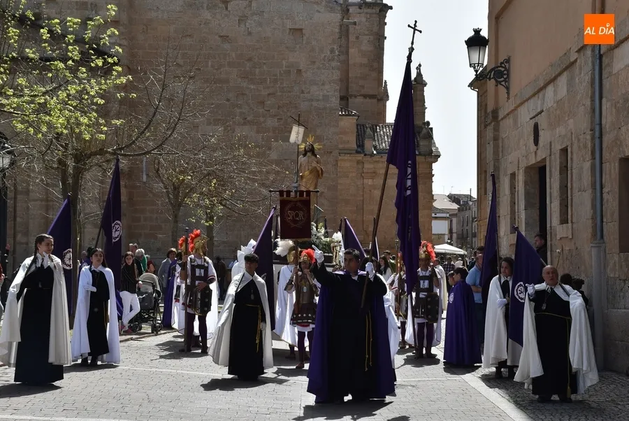 Foto 7 - Hist&oacute;rico tr&aacute;nsito del Resucitado por la muralla en el abarrotado broche de la Semana Santa