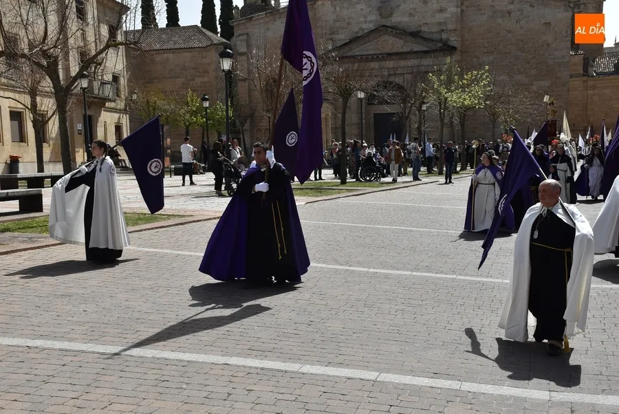 Foto 8 - Hist&oacute;rico tr&aacute;nsito del Resucitado por la muralla en el abarrotado broche de la Semana Santa