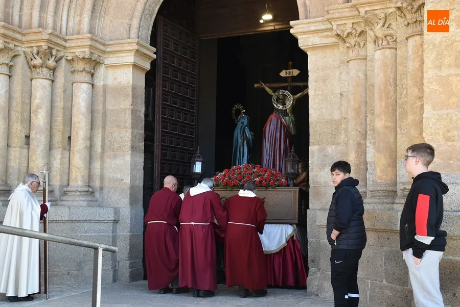 Foto 2 - La Cruz abre el Jueves Santo cambiando de recorrido y de forma de desfilar