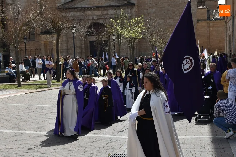 Foto 9 - Hist&oacute;rico tr&aacute;nsito del Resucitado por la muralla en el abarrotado broche de la Semana Santa