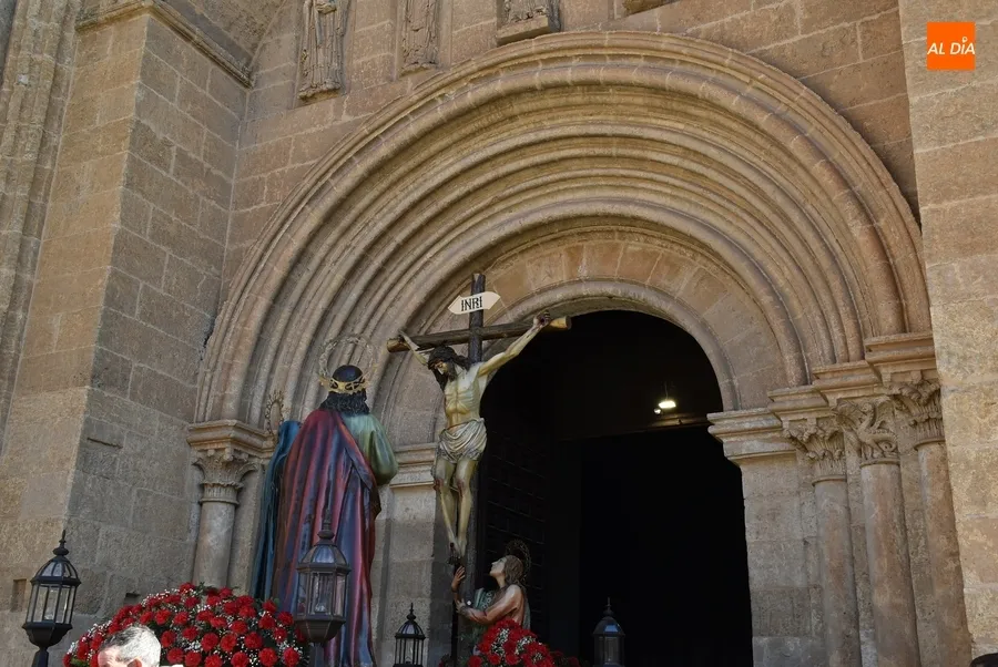 Foto 4 - La Cruz abre el Jueves Santo cambiando de recorrido y de forma de desfilar