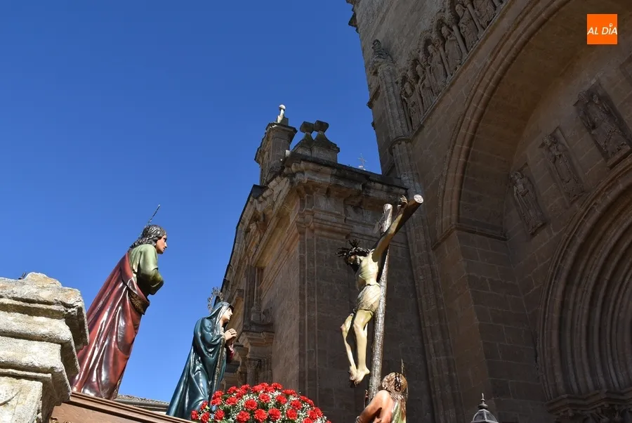 Foto 5 - La Cruz abre el Jueves Santo cambiando de recorrido y de forma de desfilar