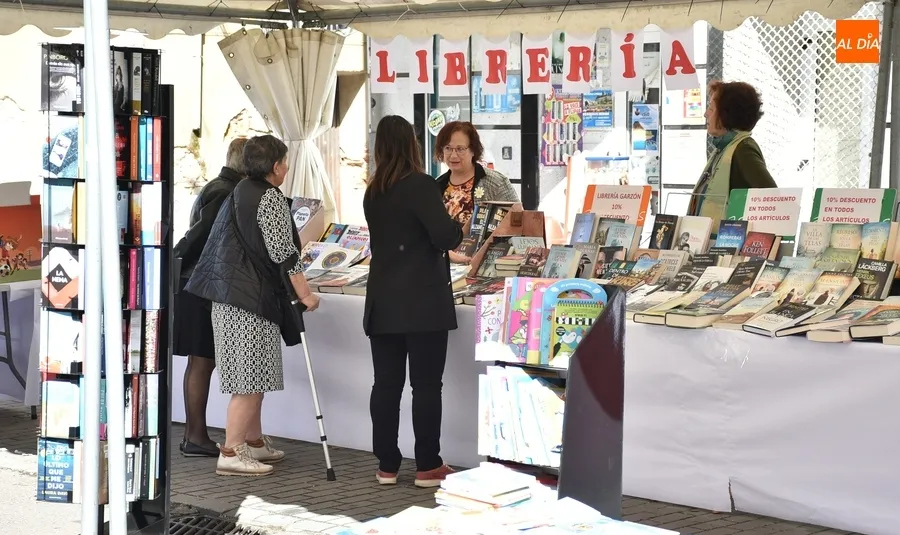 Foto 2 - Complet&iacute;sima ma&ntilde;ana sabatina de Feria del Libro en busca de chirimichis y hasta con m&uacute;sica