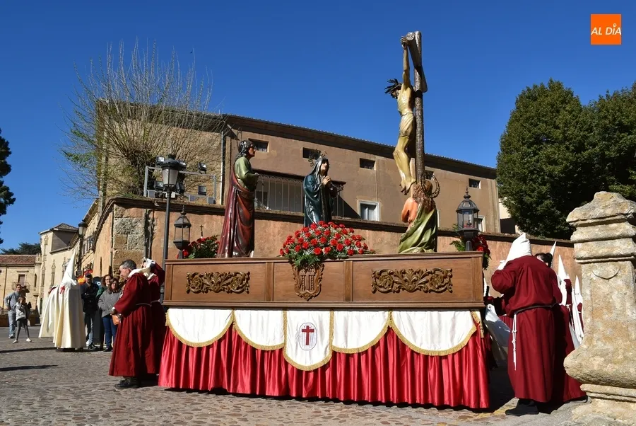 Foto 6 - La Cruz abre el Jueves Santo cambiando de recorrido y de forma de desfilar