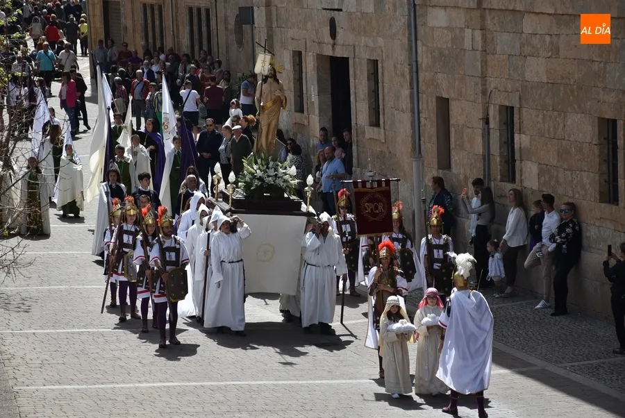 Foto 10 - Hist&oacute;rico tr&aacute;nsito del Resucitado por la muralla en el abarrotado broche de la Semana Santa
