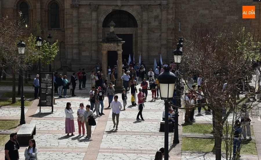 Foto 11 - Hist&oacute;rico tr&aacute;nsito del Resucitado por la muralla en el abarrotado broche de la Semana Santa