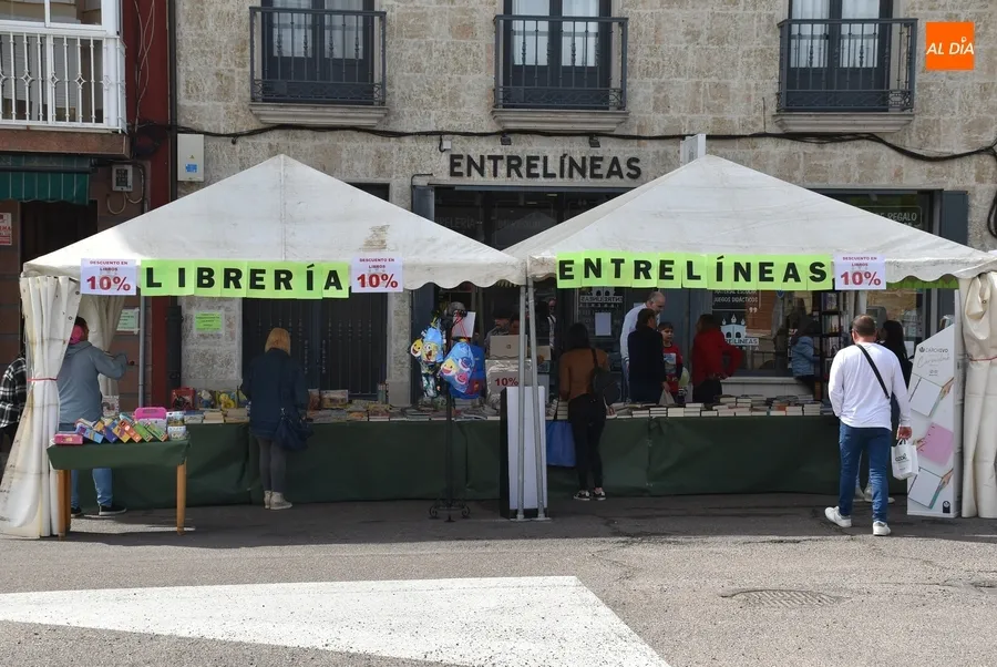 Foto 3 - Complet&iacute;sima ma&ntilde;ana sabatina de Feria del Libro en busca de chirimichis y hasta con m&uacute;sica