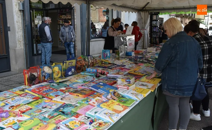 Foto 4 - Complet&iacute;sima ma&ntilde;ana sabatina de Feria del Libro en busca de chirimichis y hasta con m&uacute;sica