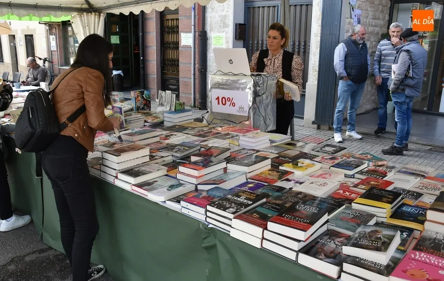 Foto 5 - Complet&iacute;sima ma&ntilde;ana sabatina de Feria del Libro en busca de chirimichis y hasta con m&uacute;sica