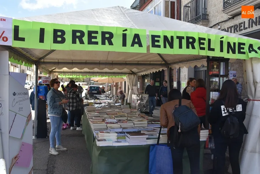 Foto 6 - Complet&iacute;sima ma&ntilde;ana sabatina de Feria del Libro en busca de chirimichis y hasta con m&uacute;sica