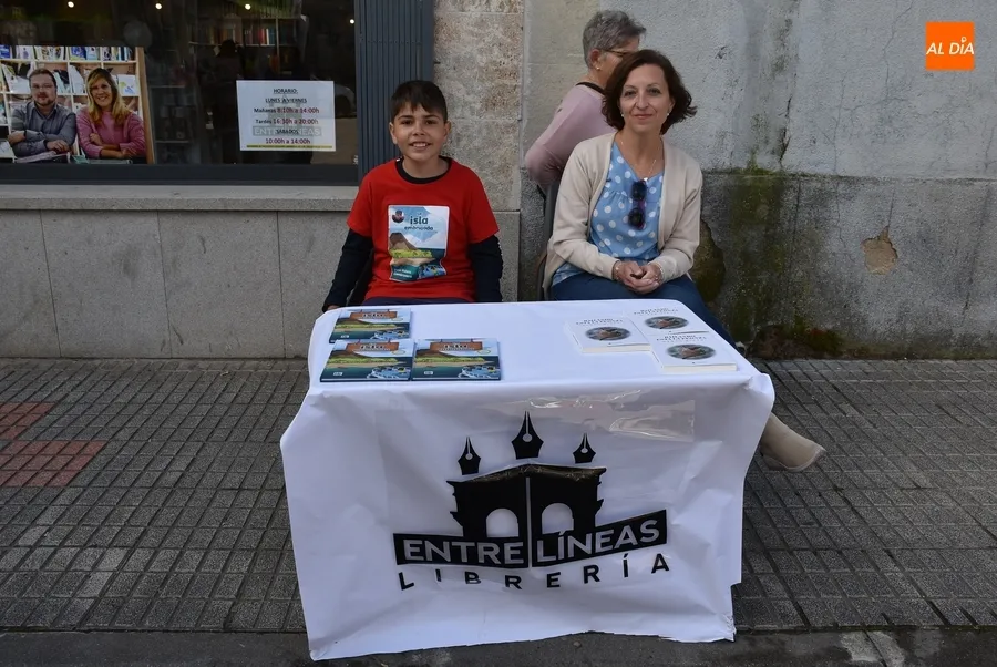Foto 7 - Complet&iacute;sima ma&ntilde;ana sabatina de Feria del Libro en busca de chirimichis y hasta con m&uacute;sica
