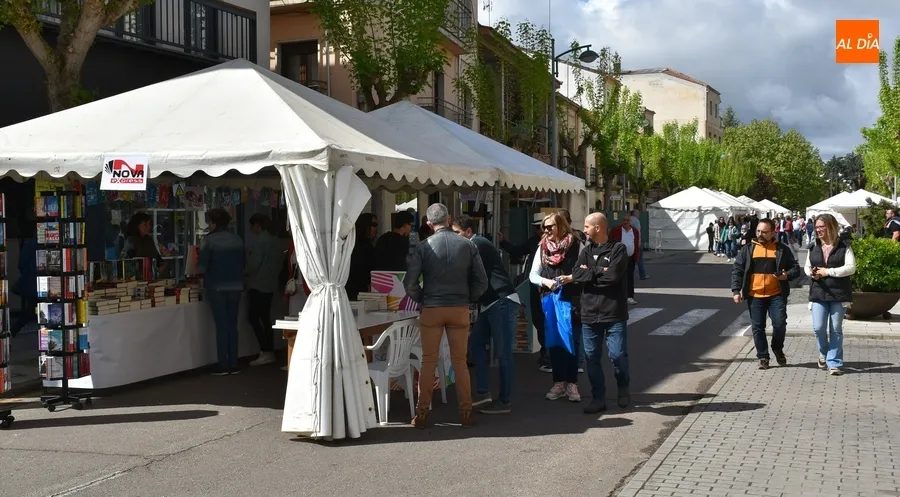 Foto 8 - Complet&iacute;sima ma&ntilde;ana sabatina de Feria del Libro en busca de chirimichis y hasta con m&uacute;sica