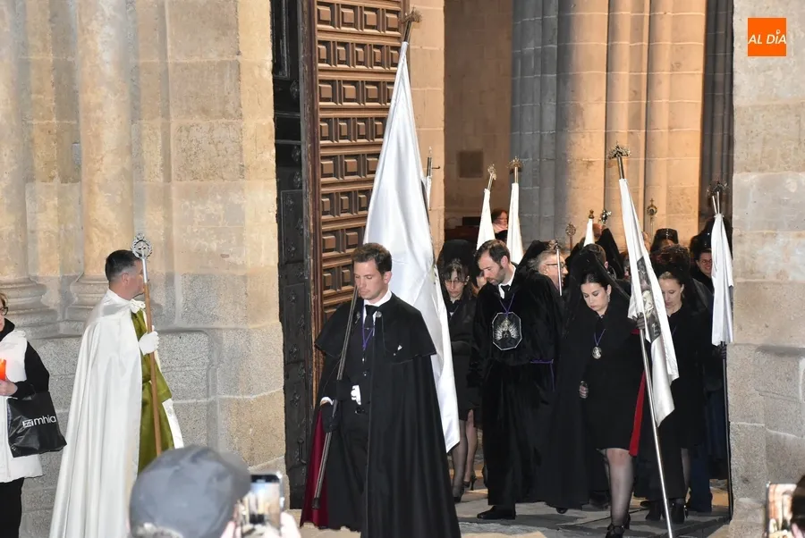 Foto 4 - La Soledad corona el Viernes Santo siendo m&aacute;s visible para los fieles participantes