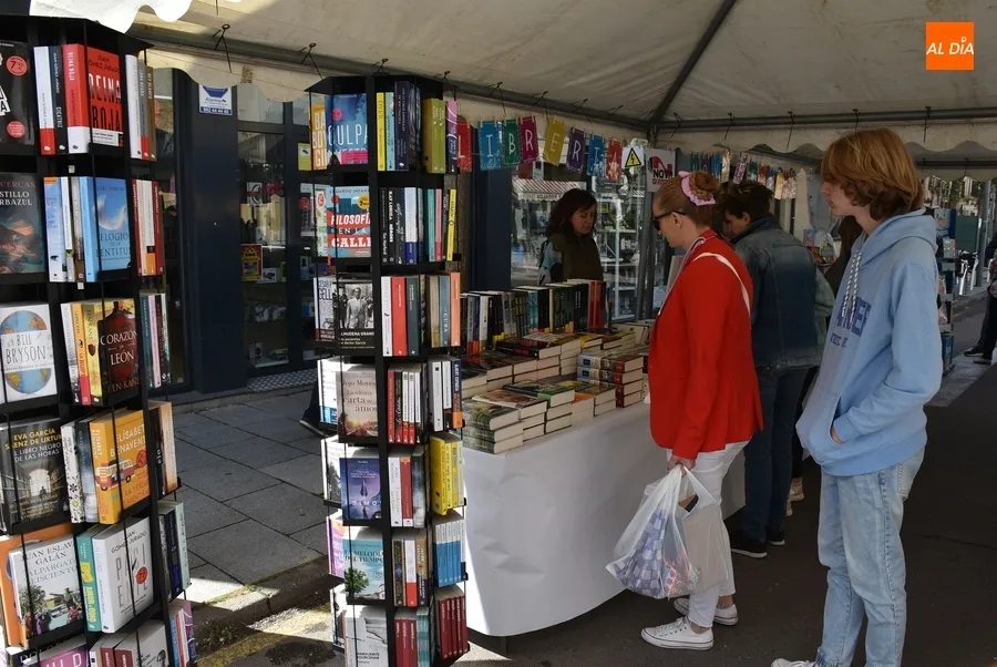 Foto 9 - Complet&iacute;sima ma&ntilde;ana sabatina de Feria del Libro en busca de chirimichis y hasta con m&uacute;sica