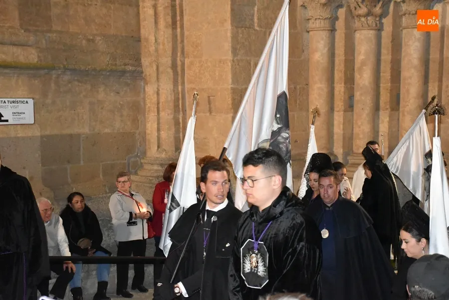 Foto 6 - La Soledad corona el Viernes Santo siendo m&aacute;s visible para los fieles participantes