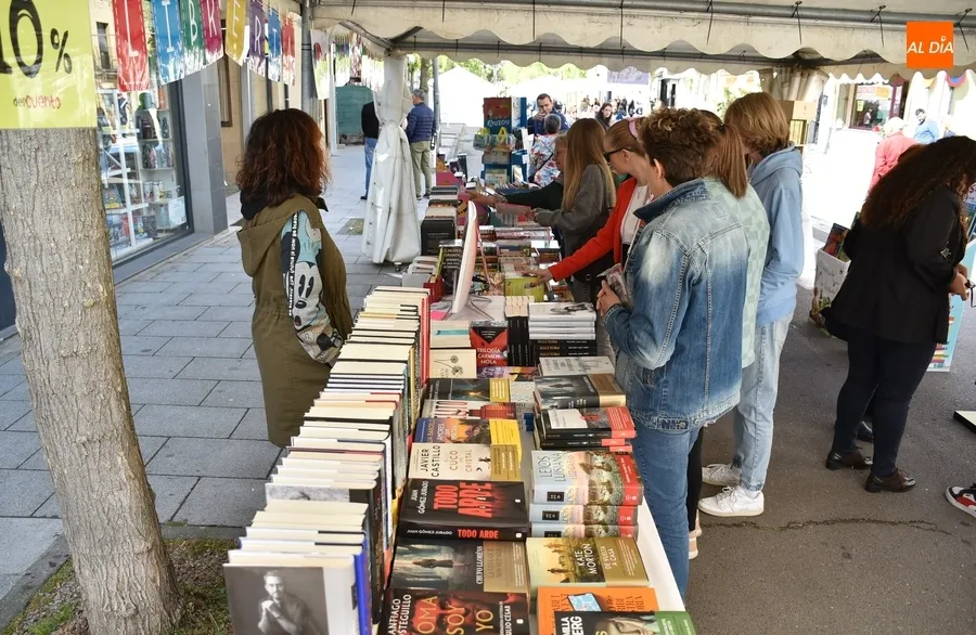 Foto 10 - Complet&iacute;sima ma&ntilde;ana sabatina de Feria del Libro en busca de chirimichis y hasta con m&uacute;sica