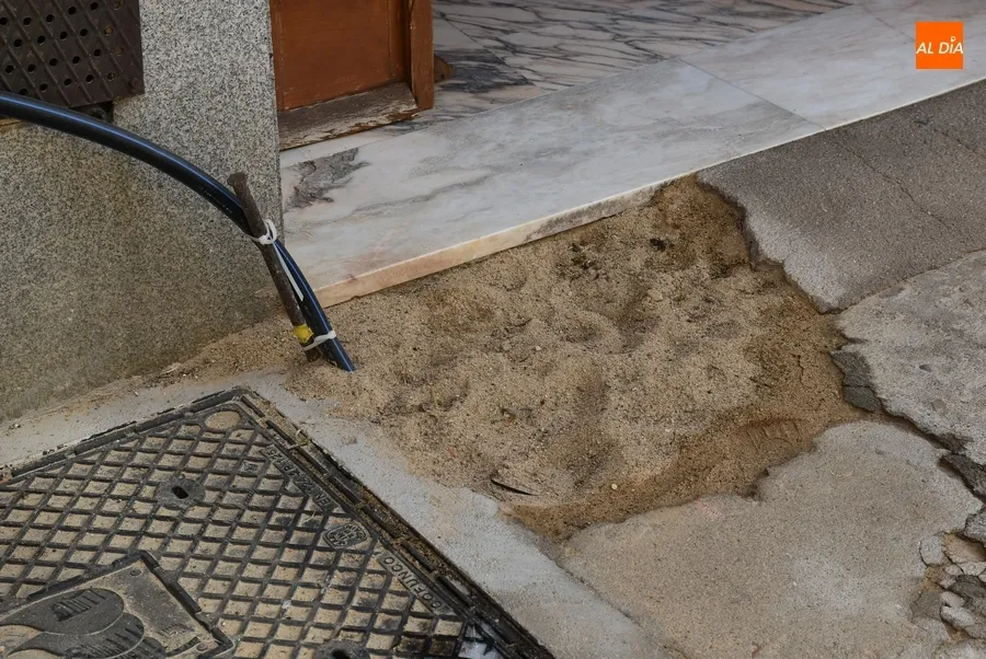 Foto 11 - Indignaci&oacute;n entre los vecinos de la calle Puerta de Santiago al quedarse su v&iacute;a finalmente sin arreglar