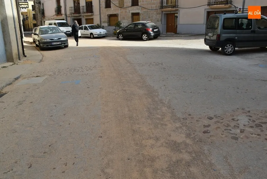 Foto 8 - Indignaci&oacute;n entre los vecinos de la calle Puerta de Santiago al quedarse su v&iacute;a finalmente sin arreglar