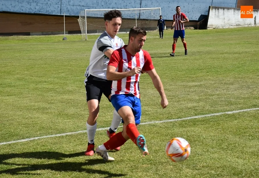 Foto 4 - El Senior del Ciudad Rodrigo solventa otra vez desde los 11 metros un duelo contra la parte baja
