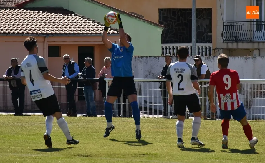 Foto 5 - El Senior del Ciudad Rodrigo solventa otra vez desde los 11 metros un duelo contra la parte baja