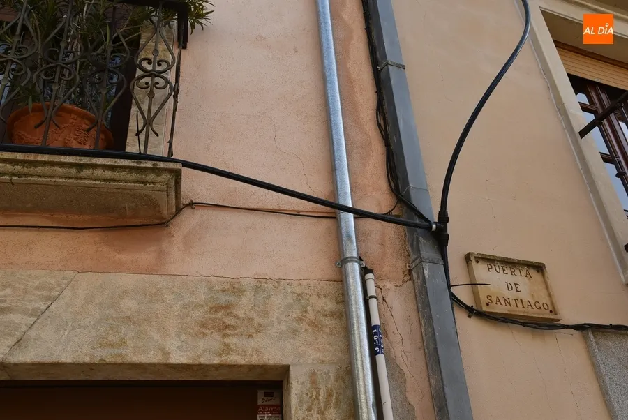 Foto 3 - Indignaci&oacute;n entre los vecinos de la calle Puerta de Santiago al quedarse su v&iacute;a finalmente sin arreglar