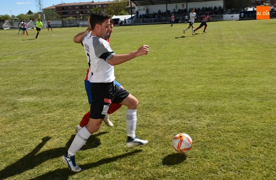 Foto 7 - El Senior del Ciudad Rodrigo solventa otra vez desde los 11 metros un duelo contra la parte baja