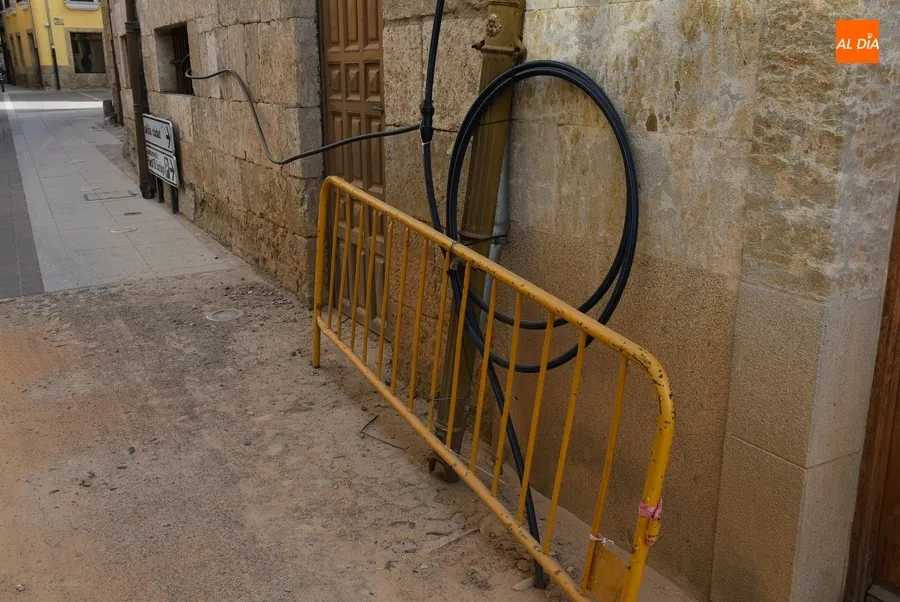 Foto 2 - Indignaci&oacute;n entre los vecinos de la calle Puerta de Santiago al quedarse su v&iacute;a finalmente sin arreglar